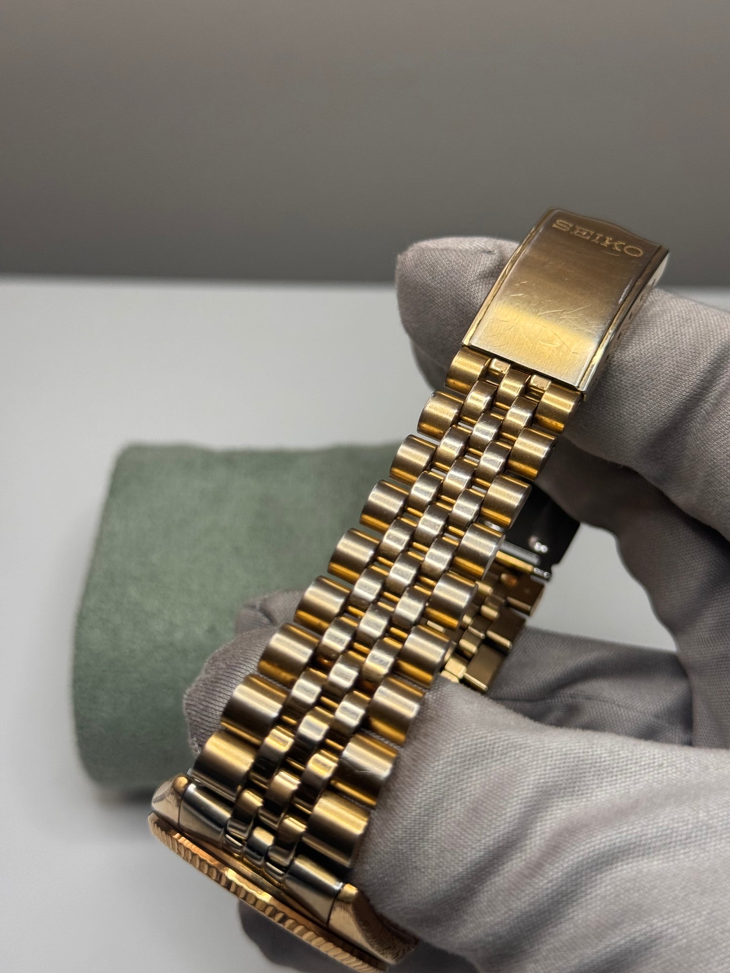 Vintage Seiko 5 Automatic – Gold Tone – Black Dial – Day-Date – Jubilee Bracelet