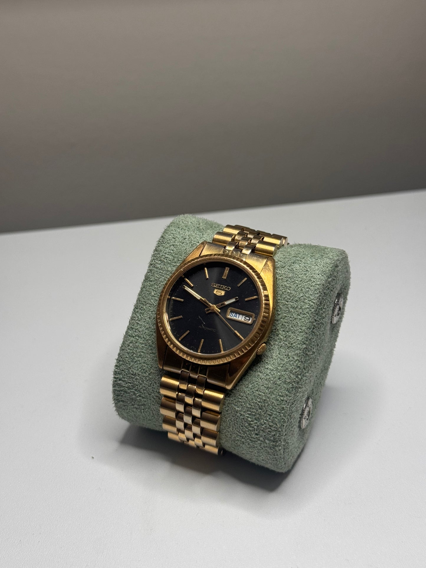 Vintage Seiko 5 Automatic – Gold Tone – Black Dial – Day-Date – Jubilee Bracelet