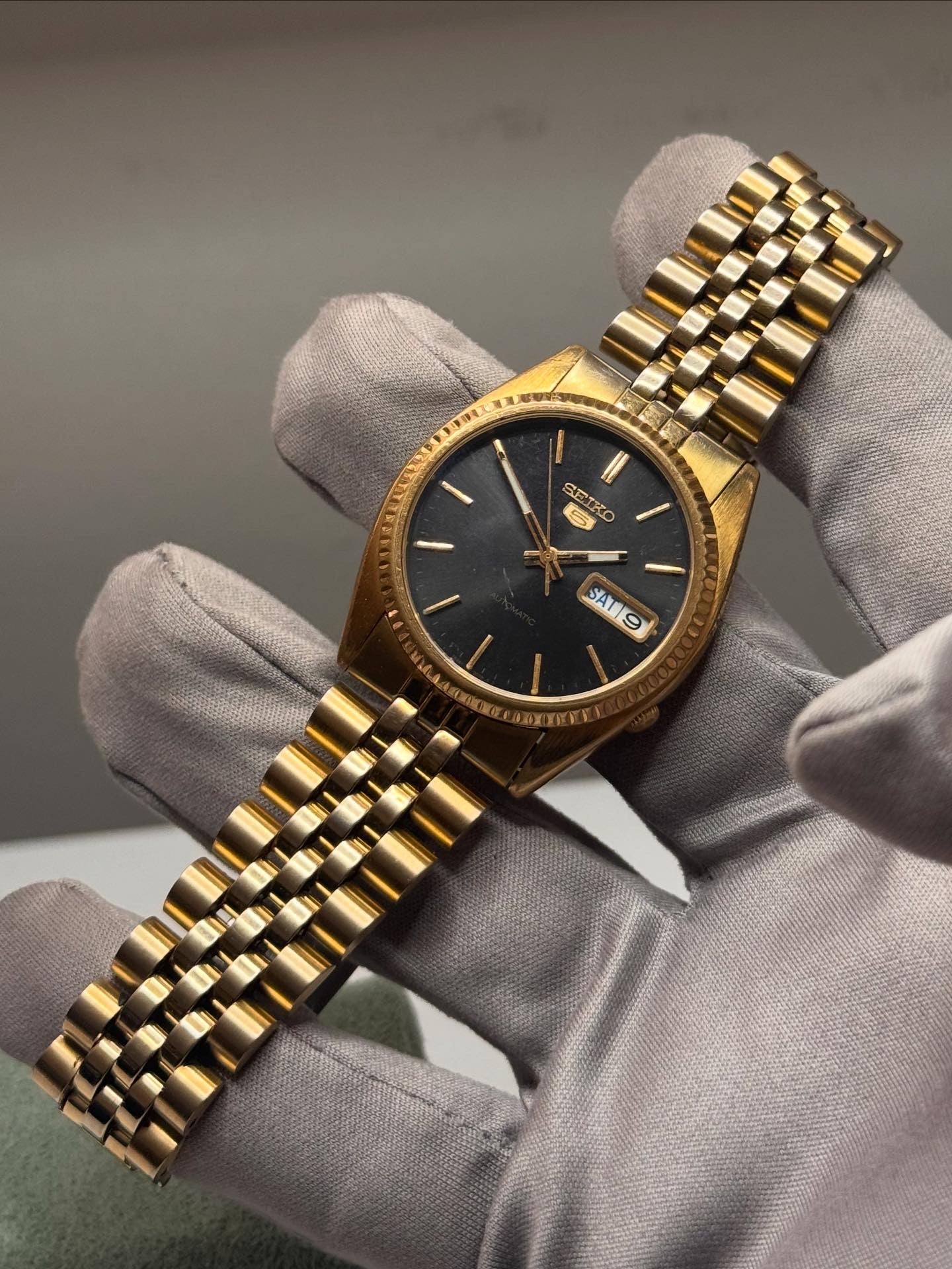 Vintage Seiko 5 Automatic – Gold Tone – Black Dial – Day-Date – Jubilee Bracelet