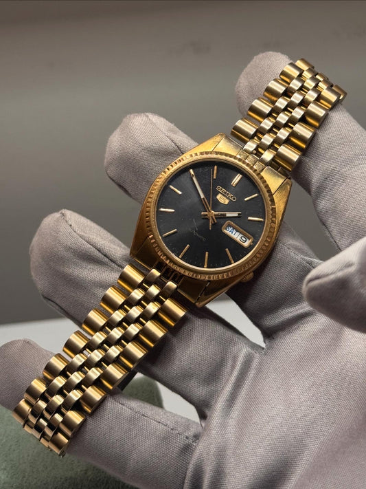 Vintage Seiko 5 Automatic – Gold Tone – Black Dial – Day-Date – Jubilee Bracelet